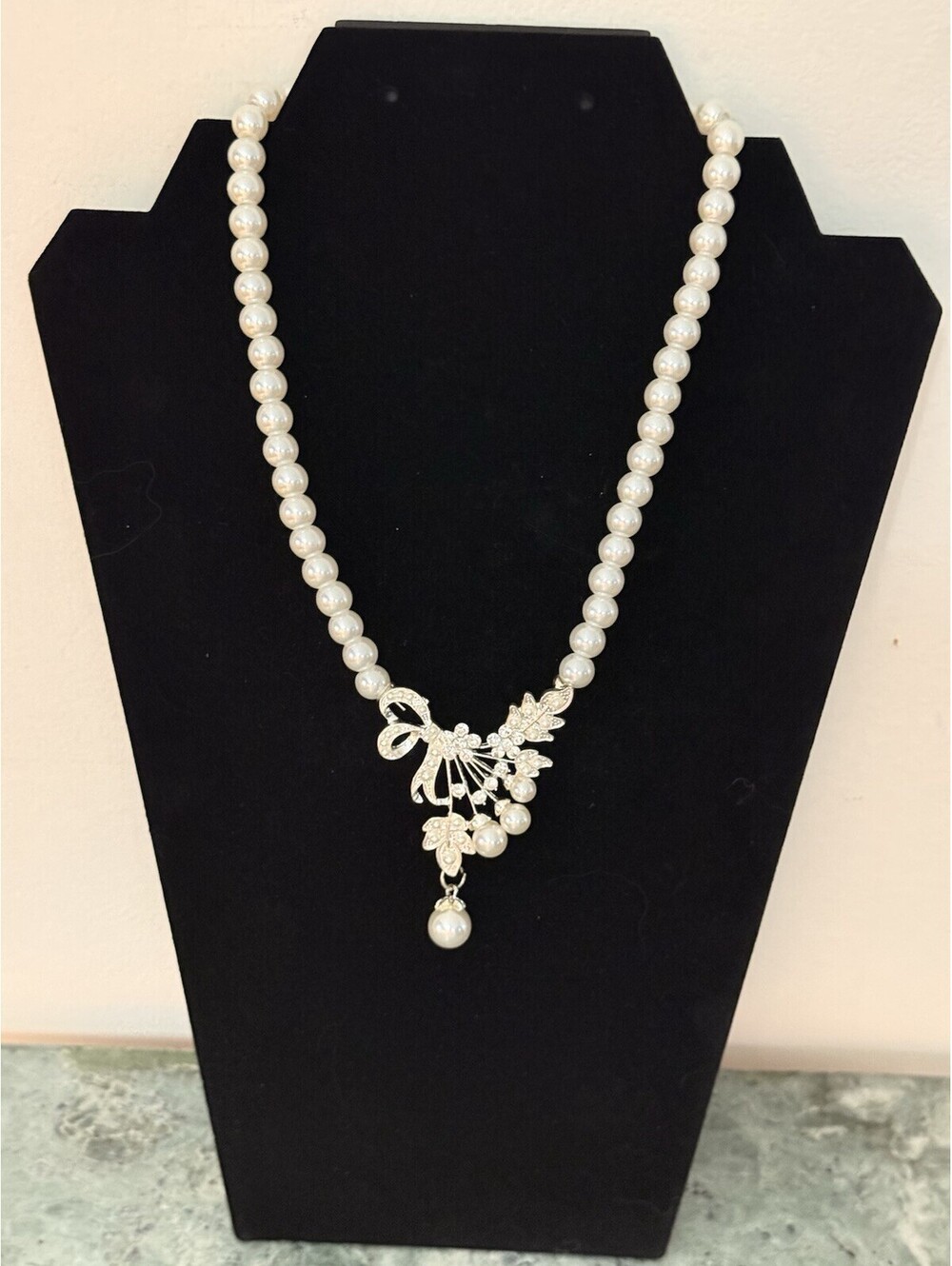 White Faux Pearl Necklace with Rhinestone Bow & Teardrop-shaped Pendant